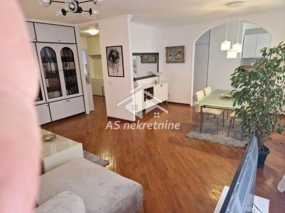 Izdavanje, četvorosoban stan, 102m², Vračar Hram, Vračar Sve Podlokacije