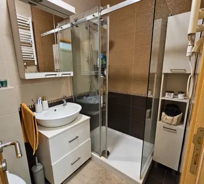Moderne kupatilo sa umivaonikom, tuš kabinom i ormarićem. - image 10