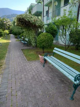 Popločana staza sa klupama i zelenilom u dvorištu stambene zgrade. - image 14