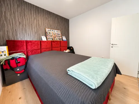 Spavaća soba sa bračnim krevetom i tapaciranim uzglavljem. - image 13