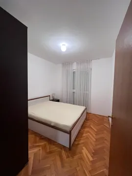 Svijetla spavaća soba sa bračnim krevetom i parketom. - image 4