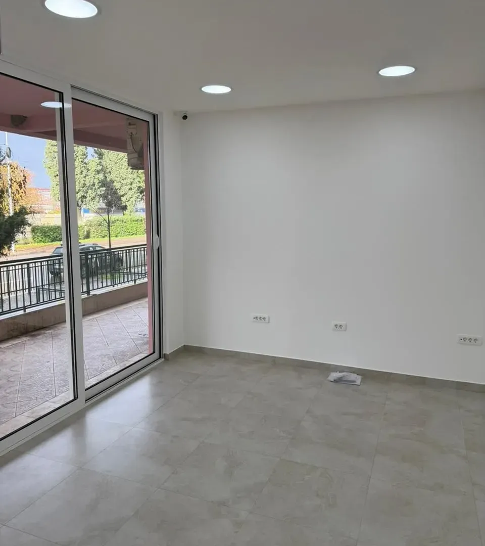 Izdavanje, poslovni prostor, 57m², Krivi Most, Podgorica