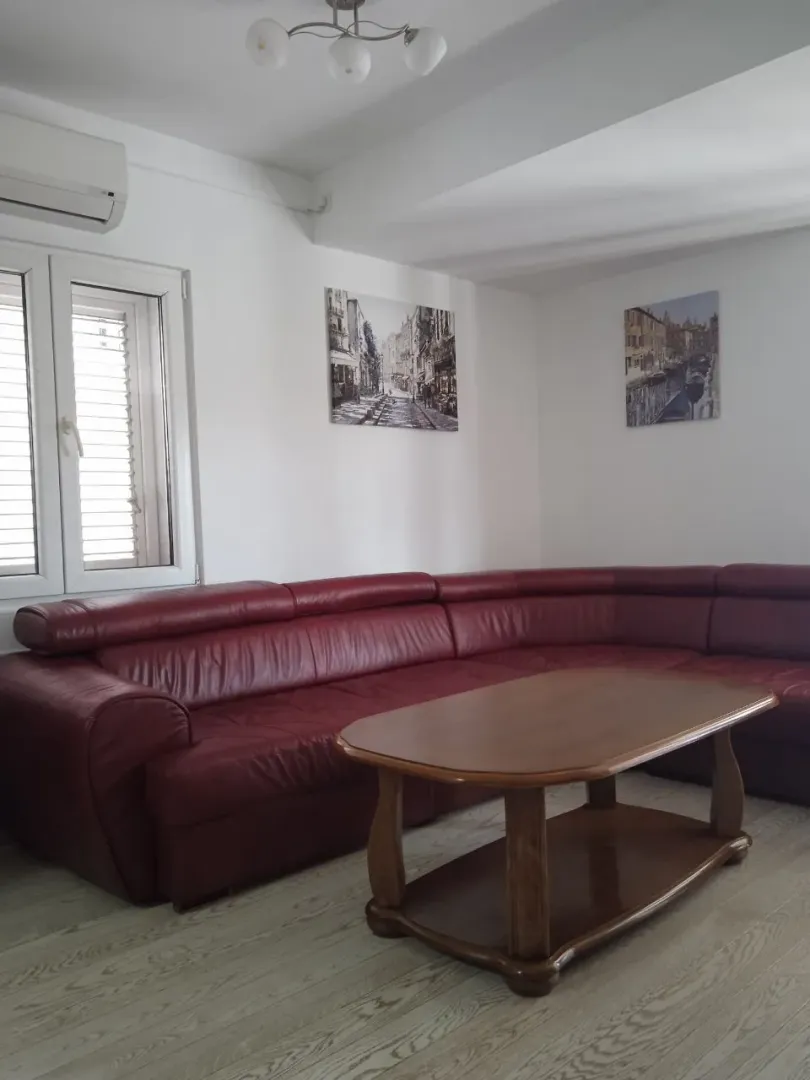 Dnevni boravak sa garniturom i drvenim stočićem.