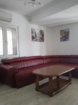 Dnevni boravak sa garniturom i drvenim stočićem. - image 2