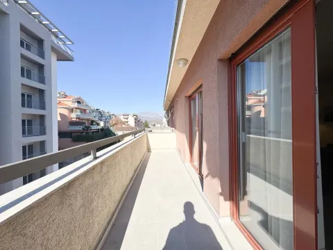 Prostrani balkon sa pogledom na okolne zgrade i grad. - image 13