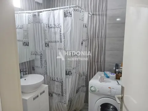 Kupatilo sa umivaonikom, tuš kabinom sa zavesom i veš mašinom. - image 6