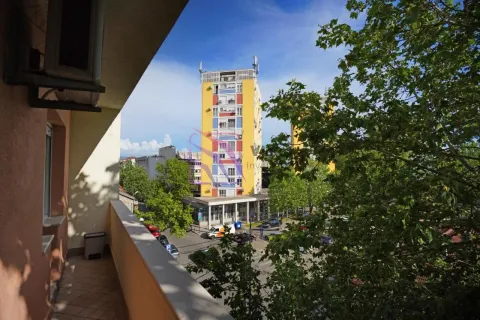 Pogled sa terase na okolne zgrade i gradsku ulicu. - image 6