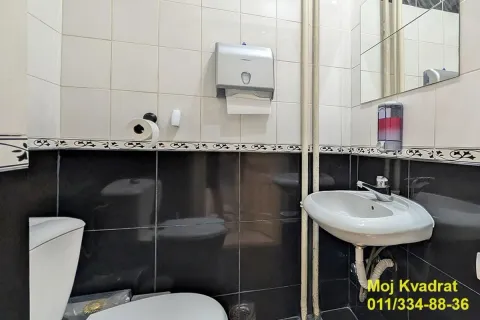 Manje kupatilo sa lavaboom, wc šoljom i pločicama na zidovima. - image 12