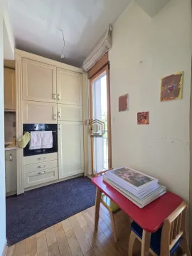 Kuhinja sa ugradnim elementima i malim dječijim stolom. - image 8