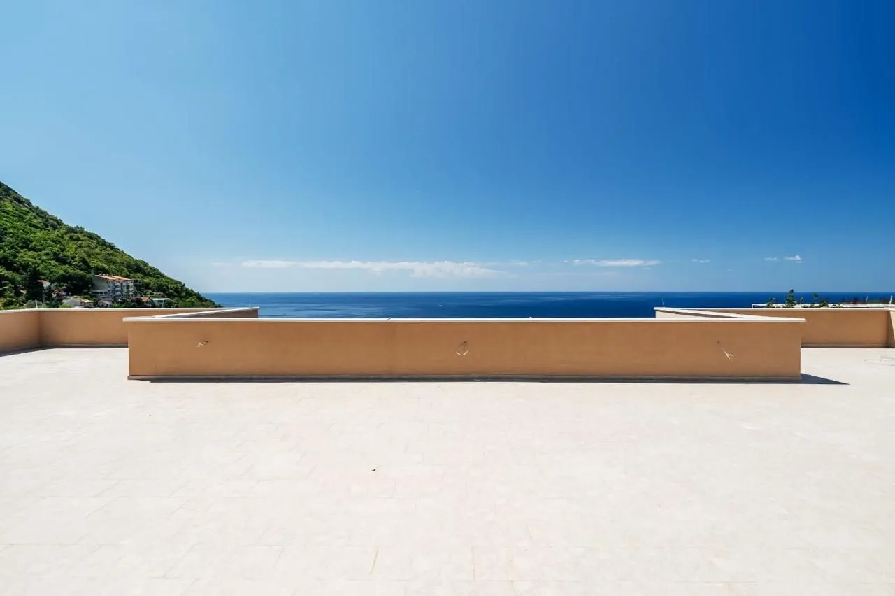 Large terrace with a sea view.