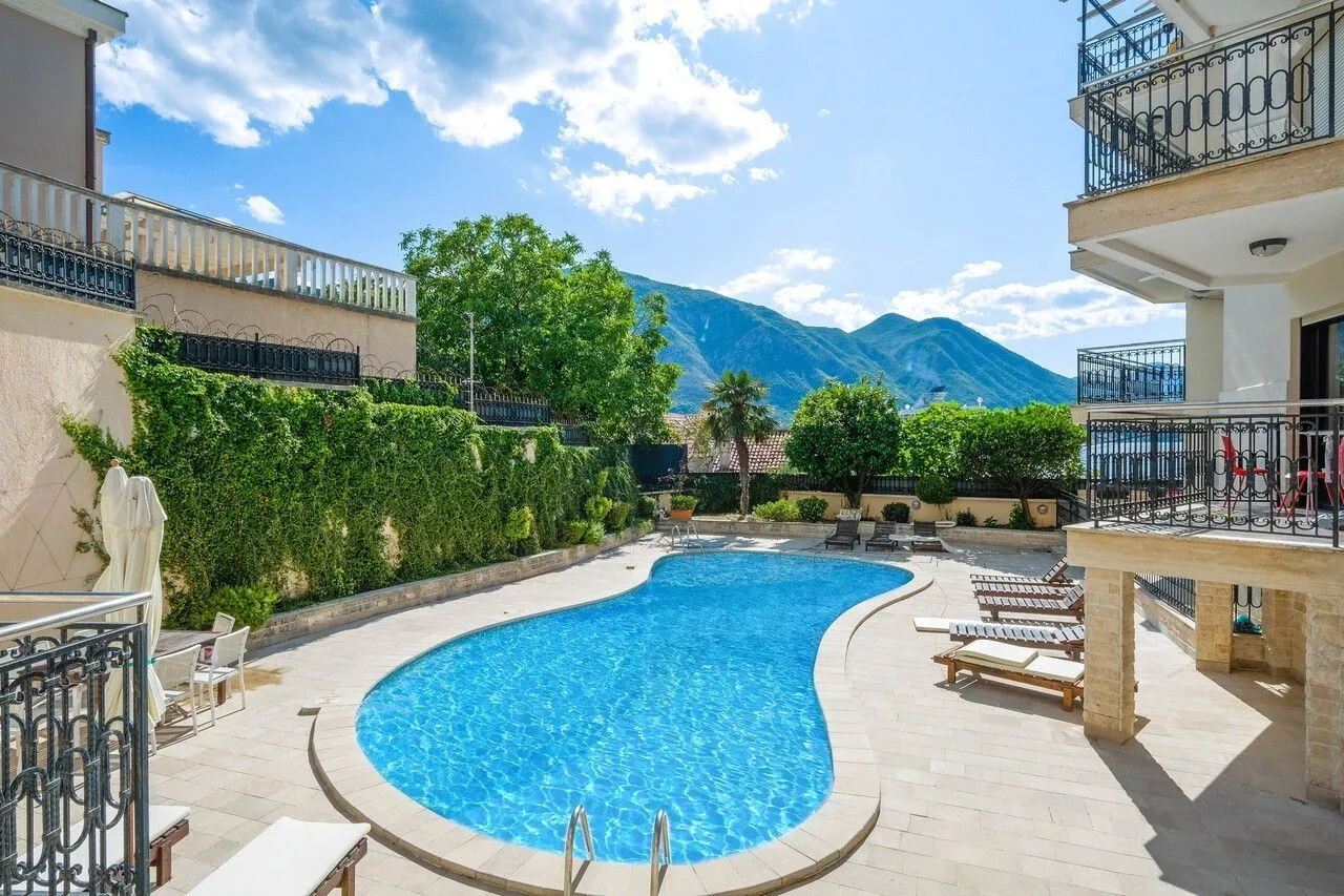 Prodaja, dvosoban stan, 85m², Dobrota, Kotor