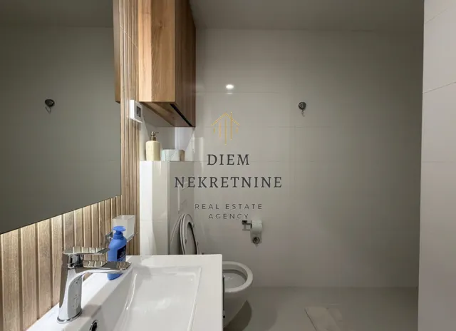Modernly equipped bathroom with a washbasin and a toilet.