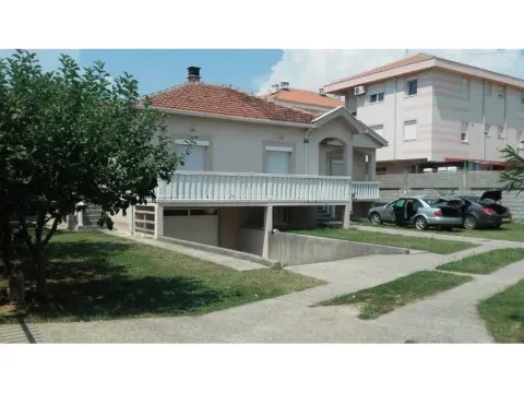 Spoljašnjost jednospratne kuće sa dvorištem i prilazom za garažu. - image 2