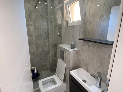 Izdavanje, trosoban stan, 115m², Kalimanj, Tivat - image 10