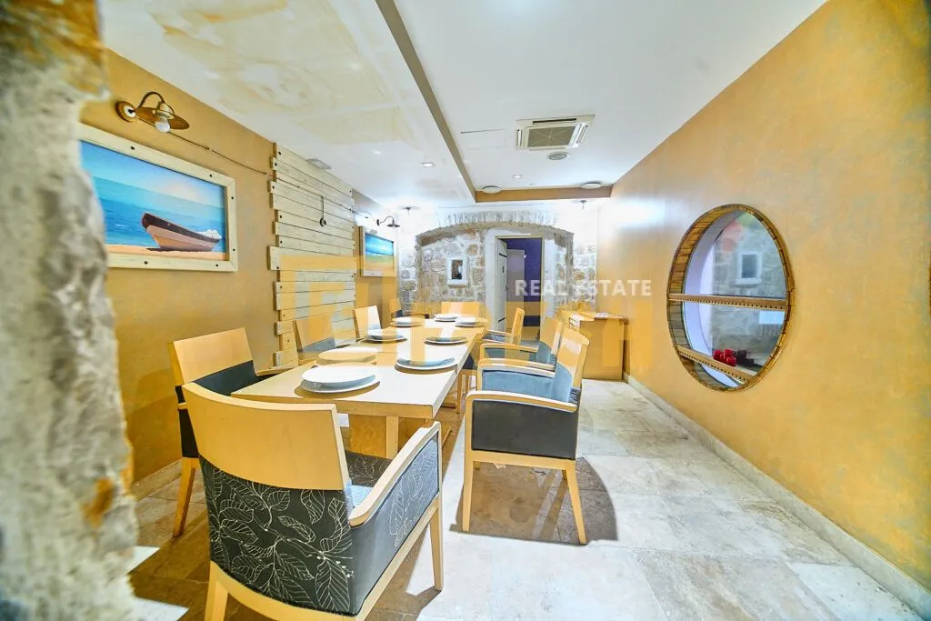 Prodaja, poslovni prostor, 1343m², Centar, Podgorica