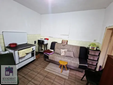 Dnevna soba sa kaučem i šporetom na drva. - image 15