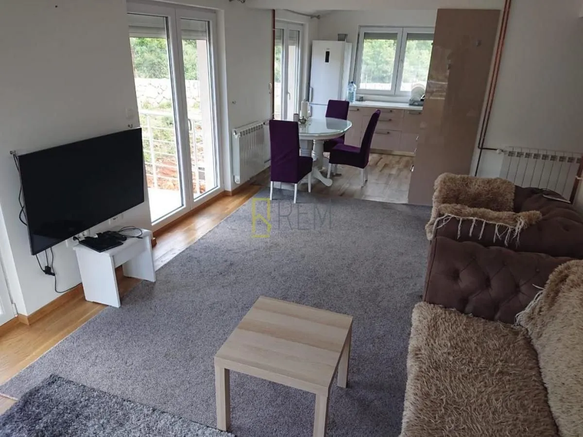 Izdavanje, trosoban stan, 125m², Vranići, Podgorica