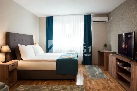Spavaća soba sa bračnim krevetom, TV-om i klima uređajem. - image 2