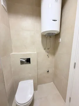 Pločicama obloženo kupatilo sa ugradnom šoljom i bojlerom. - image 17