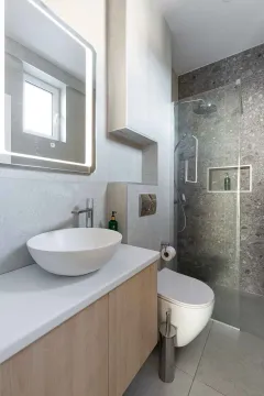 Moderne kupatilo sa umivaonikom, WC šoljom i staklenom tuš kabinom. - image 30