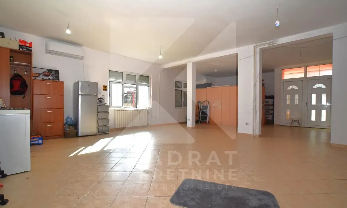 Izdavanje, poslovni prostor, 100m², Zlatica, Podgorica