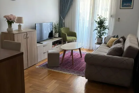 Udobna dnevna soba sa garniturom, TV-om i trpezarijskim dijelom. - image 2