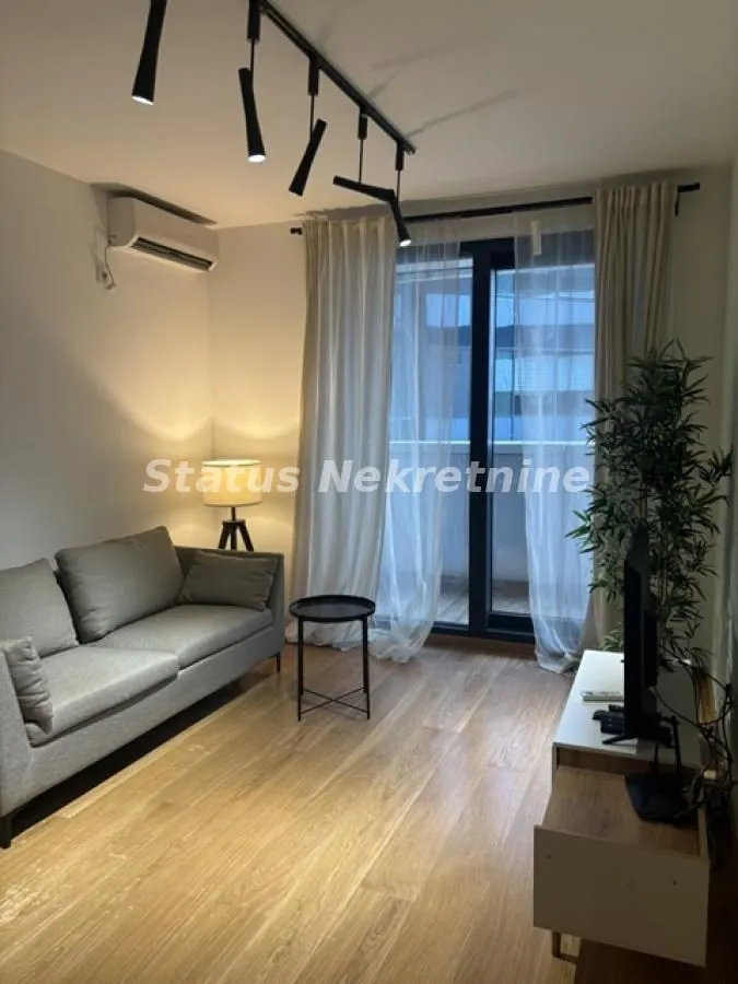 Izdavanje, dvosoban stan, 42m², Centar, Novi Sad