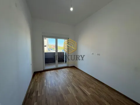 Prazna soba sa parketom i izlazom na terasu. - image 3