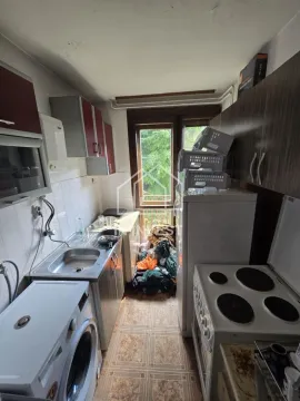 Manja kuhinja sa sudoperom, šporetom i veš mašinom. - image 11