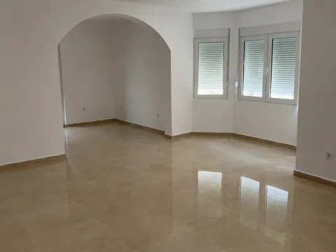 Rent, house, 337m², Stari Aerodrom, Podgorica - image 3