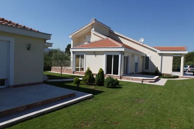 Rent, house, 350m², Donji Kokoti, Podgorica