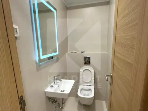 Manje kupatilo sa WC šoljom, umivaonikom i ogledalom sa osvjetljenjem. - image 9