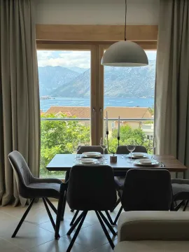 Trpezarija sa stolom, stolicama i pogledom na more kroz veliki prozor. - image 13