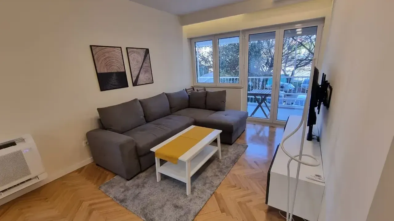 Izdavanje, stan, 76m², Tivat, Crna Gora