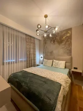 Moderna spavaća soba sa bračnim krevetom, ukrasnim zidom i plafonskim lusterom. - image 6