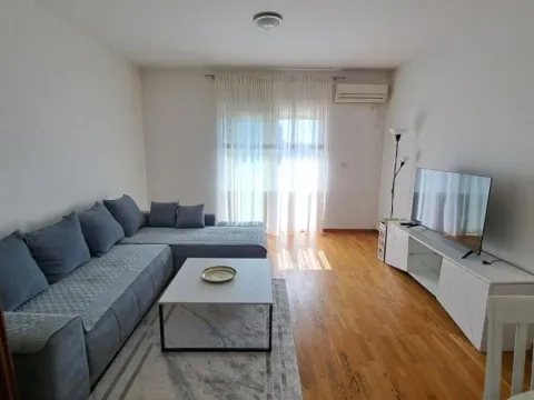 Izdavanje, jednosoban stan, 53m², City Kvart, Podgorica - image 1
