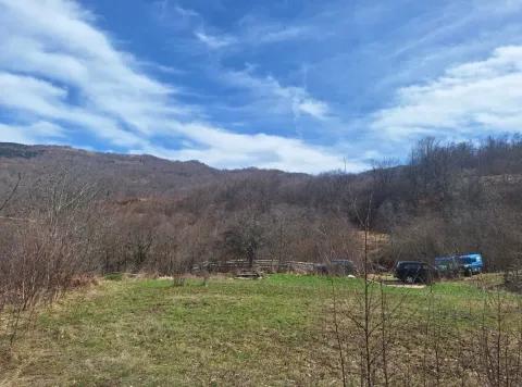 Pogled na dvorište i okolnu prirodu sa brdima u pozadini. - image 4