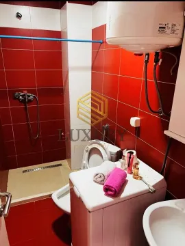 Kupatilo sa tuš-kabinom, veš-mašinom i crvenim pločicama. - image 4