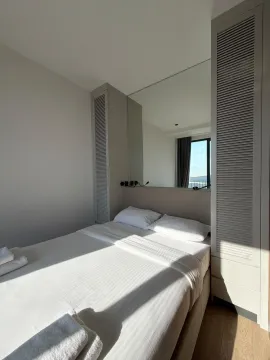 Moderna spavaća soba sa bračnim krevetom, ugradnim plakarima i ogledalom. - image 9