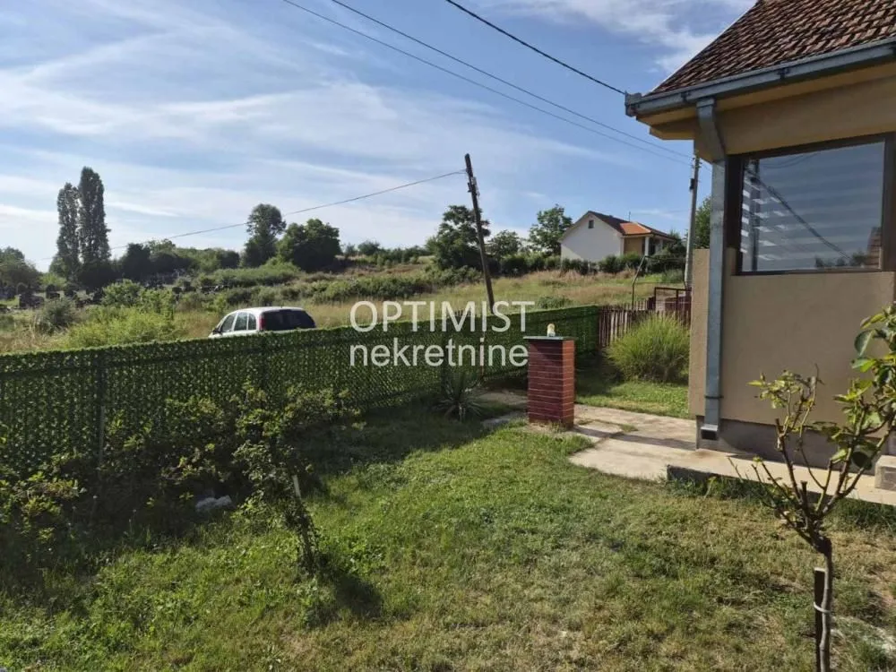 Pogled na dvorište i okolinu kuće.