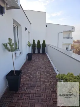 Prostrana terasa sa drvenim podnim oblogama i ukrasnim biljkama. - image 10