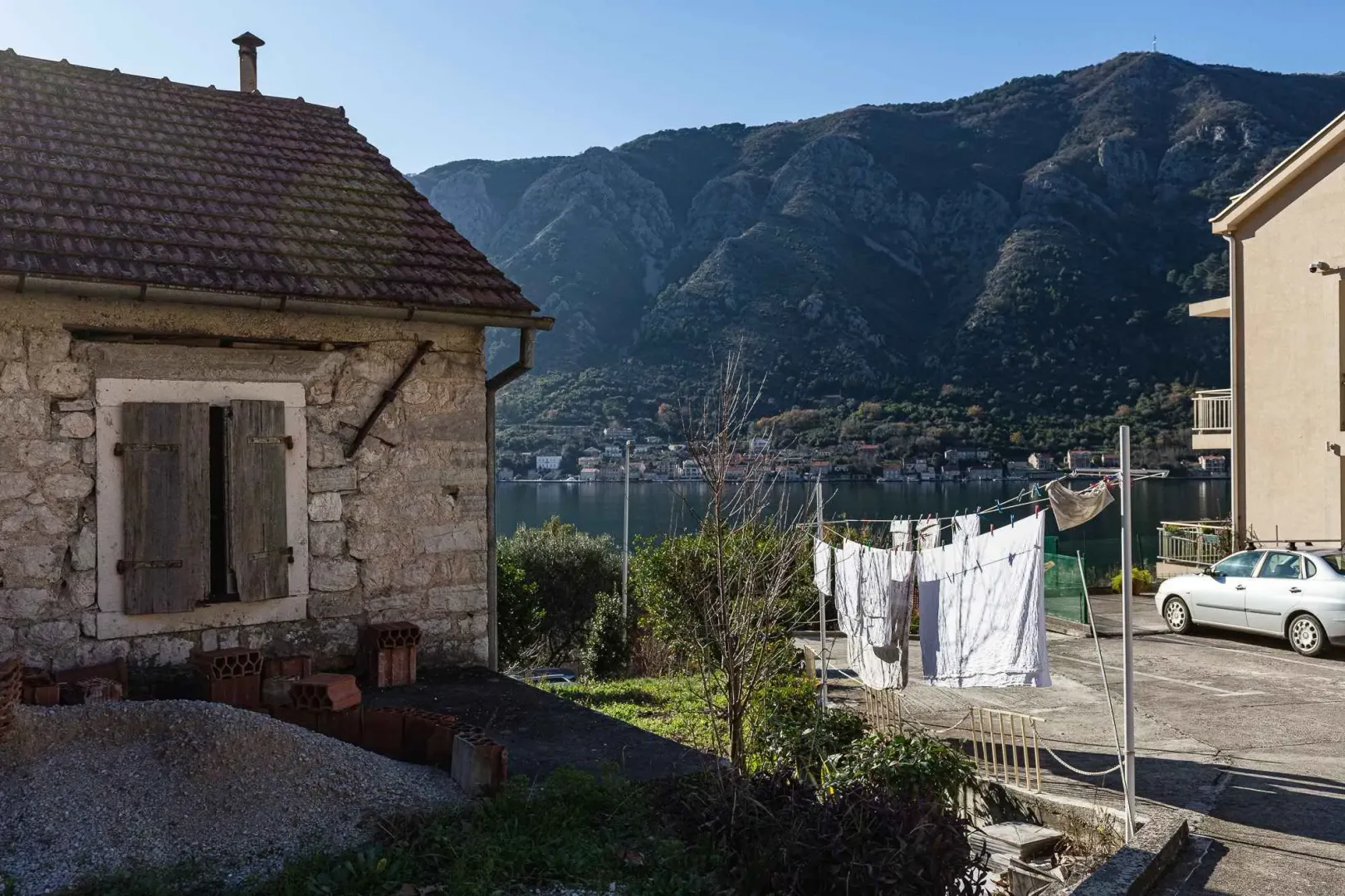 Pogled na dvorište i okolne planine sa sušilom za veš.