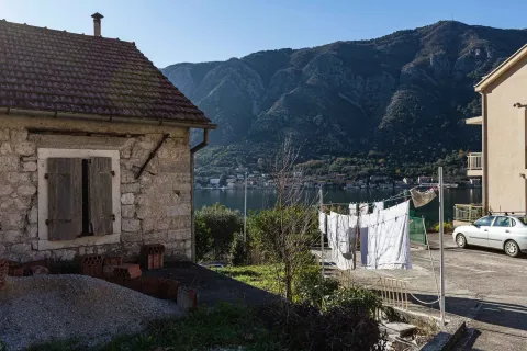 Pogled na dvorište i okolne planine sa sušilom za veš. - image 5
