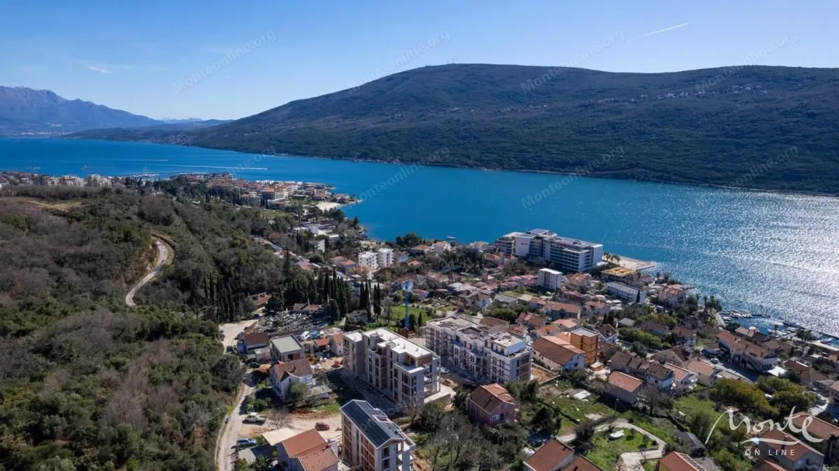 Pogled iz vazduha na obalu i more.