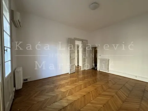 Prazna soba sa parketom i belim zidovima. - image 9