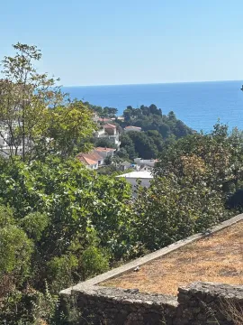 Pogled na more i okolno naselje sa terase ili dvorišta. - image 6