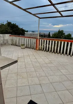 Prostrana popločana terasa sa pogledom na more. - image 16