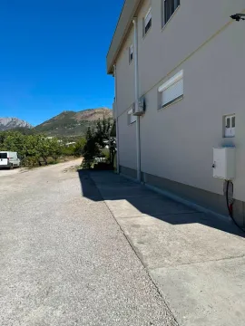Pogled na spoljašnjost kuće sa dvorištem i prilazom. - image 7