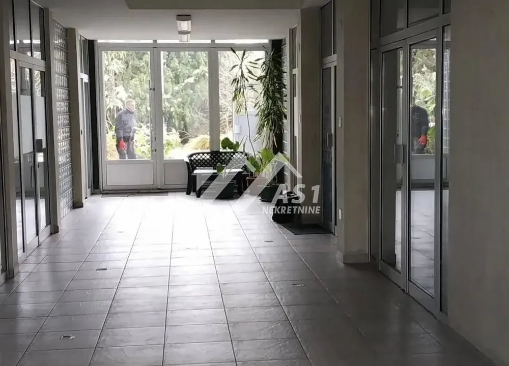 Izdavanje, poslovni prostor, 40m², Telep, Novi Sad Sve Podlokacije