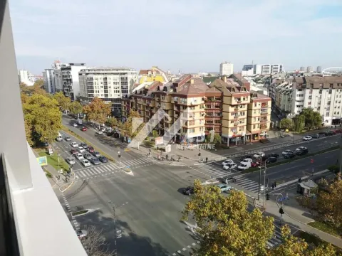 Pogled sa prozora na gradsku ulicu i okolne zgrade. - image 10